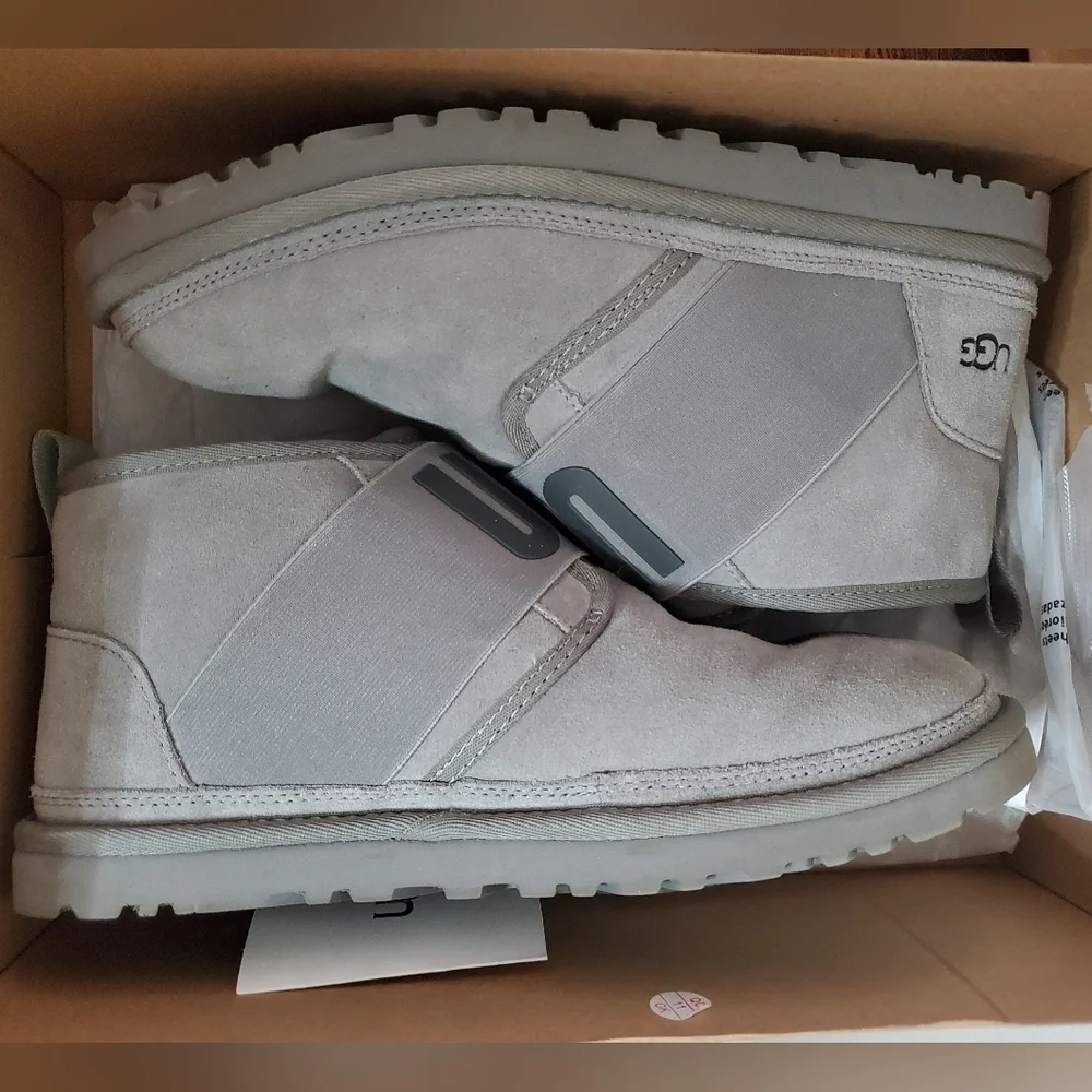 Womens UGG Neumel 11 Graphic Boots Size 8 with box